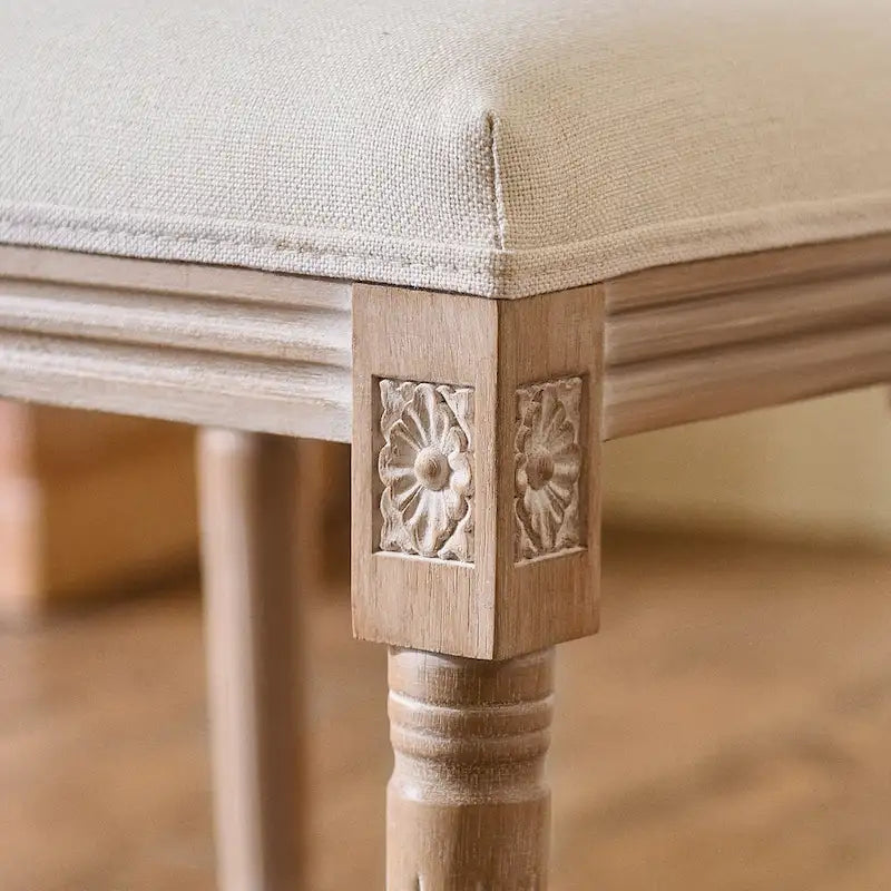 Chaises d'appoint françaises avec pieds en bois sculpté et revêtement en lin