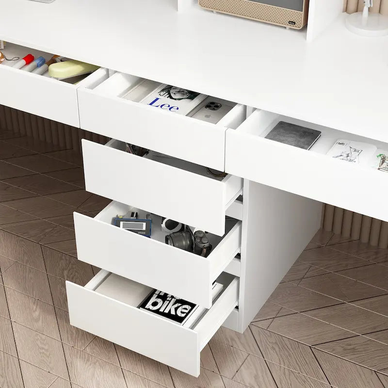 Bureau de jeu blanc spacieux