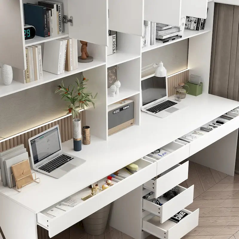 Bureau de jeu blanc spacieux