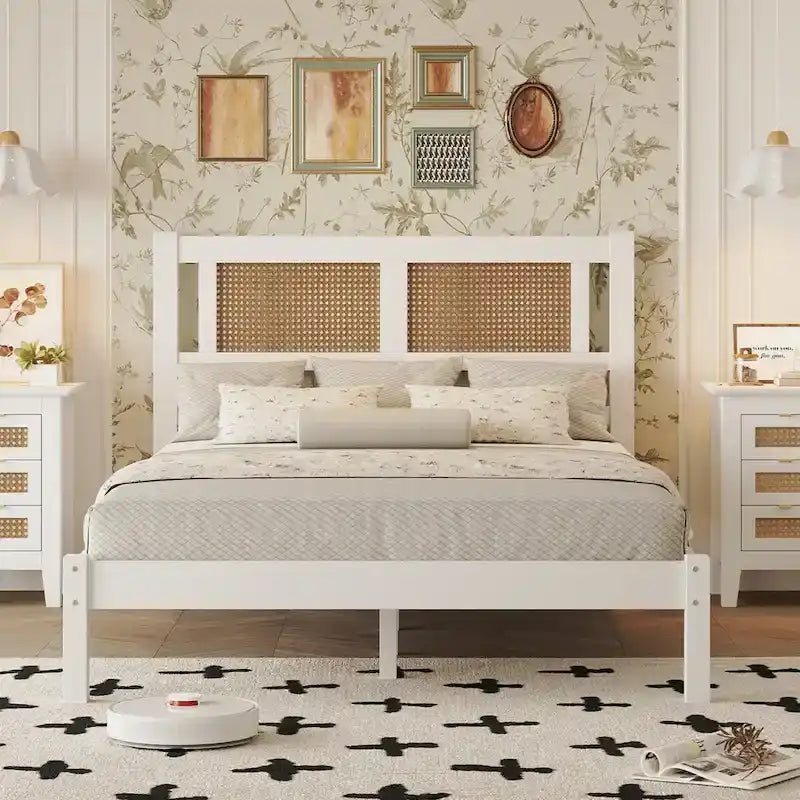 Lit plateforme en bois avec tête de lit en rotin naturel