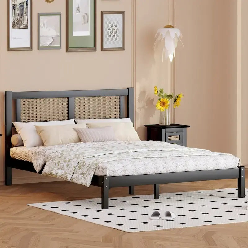 Lit plateforme en bois avec tête de lit en rotin naturel