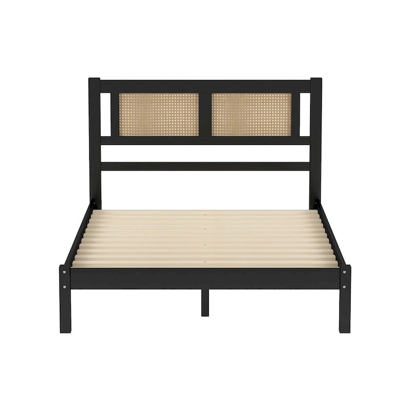 Lit plateforme en bois avec tête de lit en rotin naturel