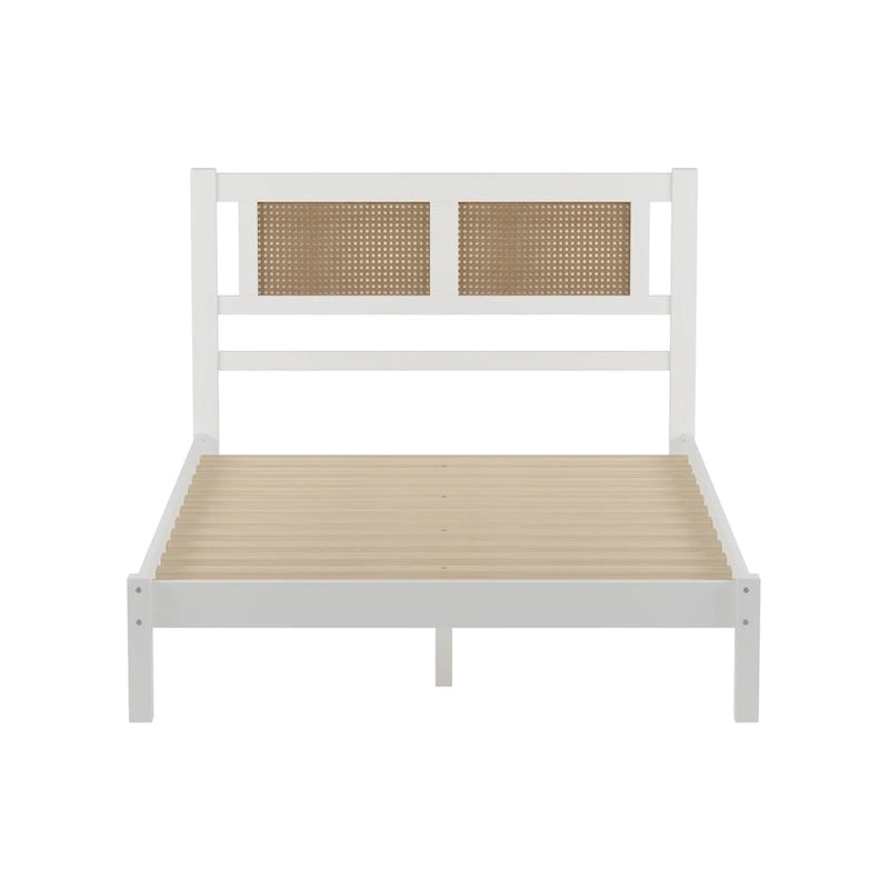 Lit plateforme en bois avec tête de lit en rotin naturel