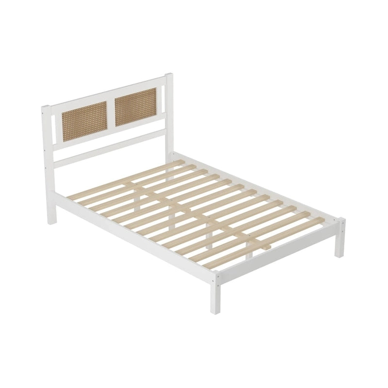 Lit plateforme en bois avec tête de lit en rotin naturel